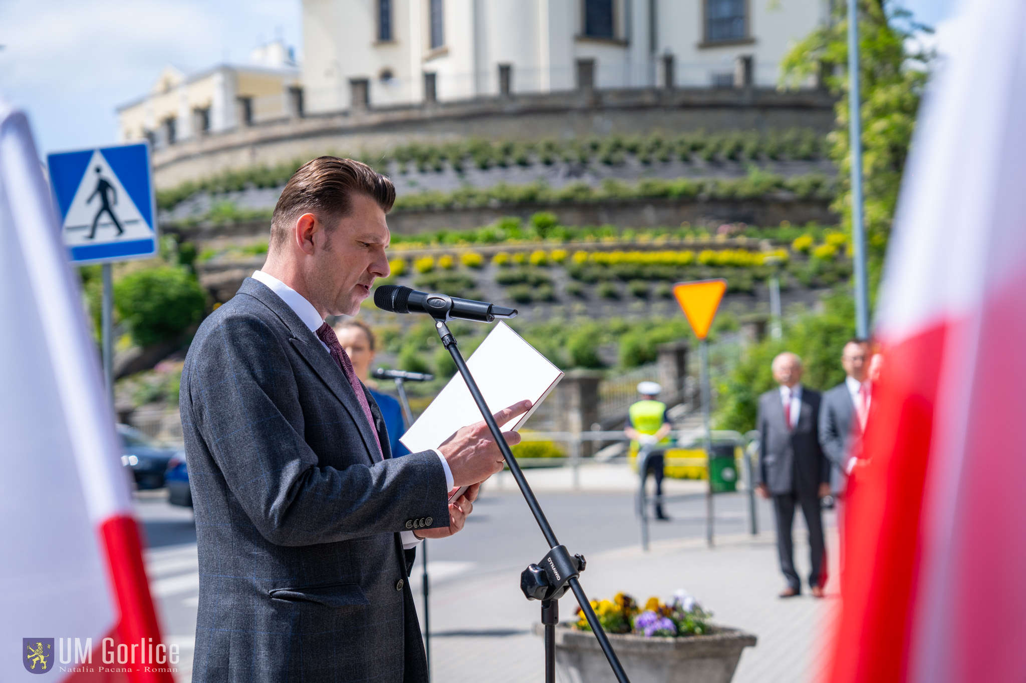 Burmistrz Rafał Kukla przemawiający podczas obchodów zakończenia II wojny światowej